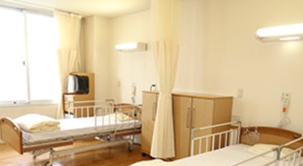 《車通勤OK★年間休日124日以上★経験不問》吉塚駅最寄りの病院の病棟での看護助手業務！嬉しい福利厚生が充実◇提携保育園もあり子育て中の方も安心◎