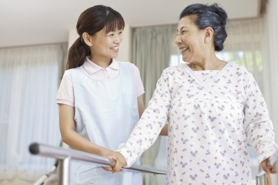 ◆月収26万円以上可！+賞与年2回・年間休日121日◆マイカー通勤ＯＫ・各線「大宮駅」無料送迎あり（時間による）◆看護師24Ｈ常駐の特養＆老健 複合施設で『ケアマネジャー』のお仕事